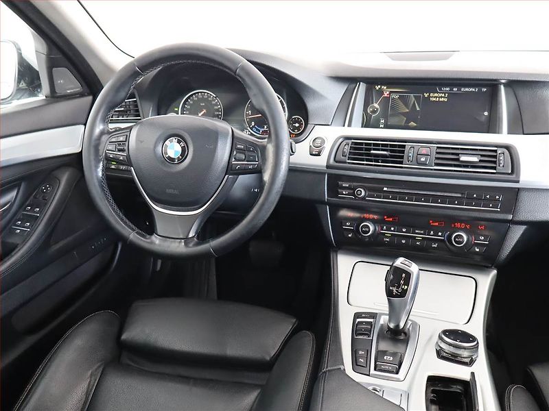 BMW Řada 5 (2013) 530d xDrive, 4X4, Automat - fotka 7 z 27
