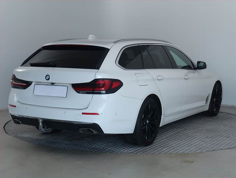 BMW Řada 5 (2020) 530d xDrive - fotka 5 z 15