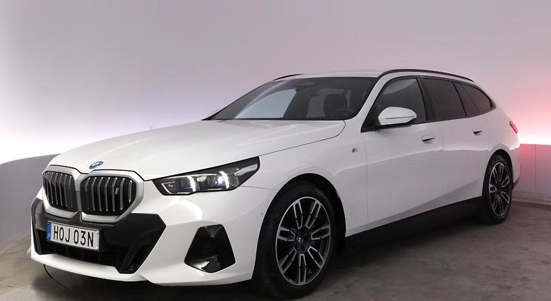 BMW i5 eDrive40 Touring SoH 96% Tažné - fotka 1 z 21