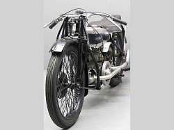 Motocykl Douglas W z roku 1917 byl k vidění na letošním, již 8. srazu historických vozidel v Litvínově na Loučkách.