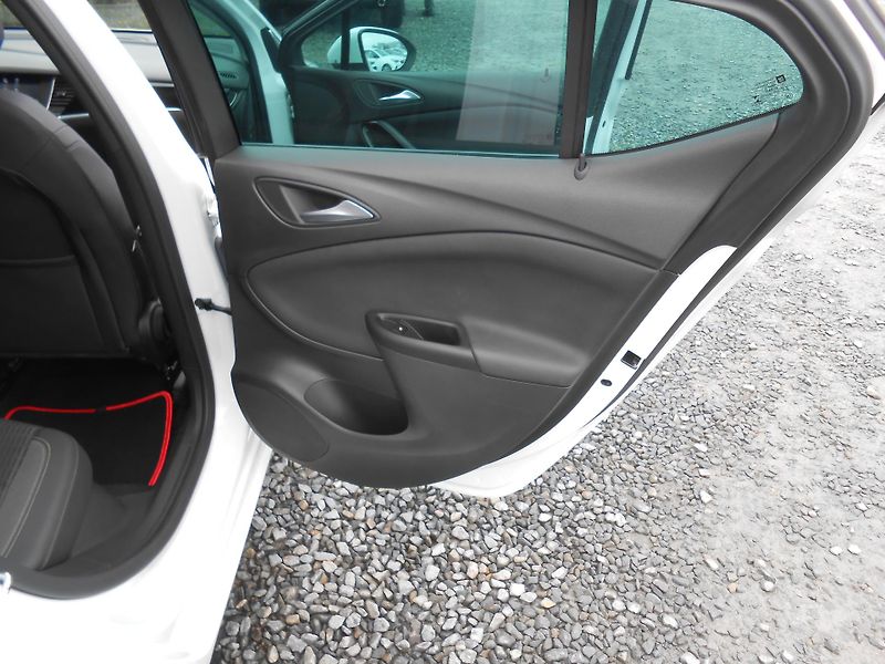 Opel Astra 1.2,KAMERA,NAVI,62TKm!! - fotka 18 z 41