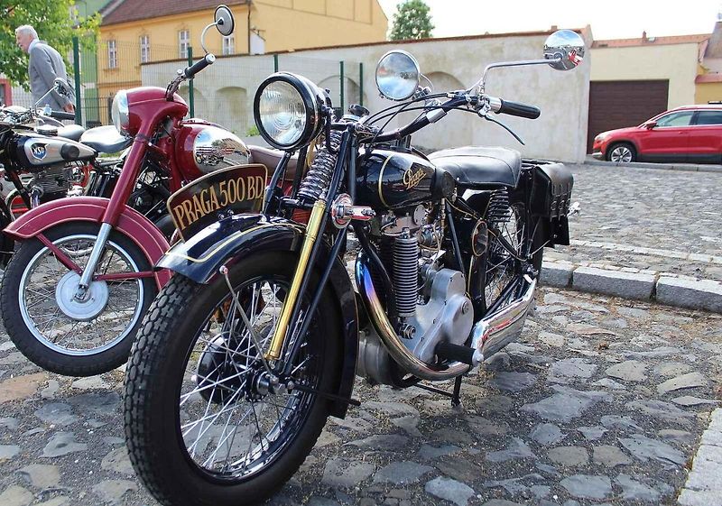 Nádherně zrenovovaný motocykl Praga BD 500 DOHC byl k vidění při nedávném srazu historických vozidel v severočeském Terezíně.
