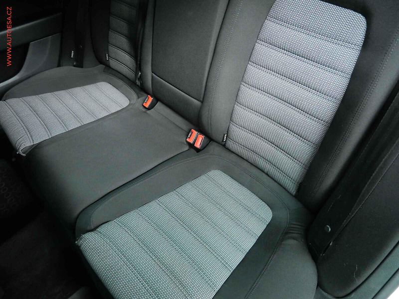 Volkswagen Passat (2013) 2.0 TDi 4x4, ČR, AT, xenon - fotka 10 z 21
