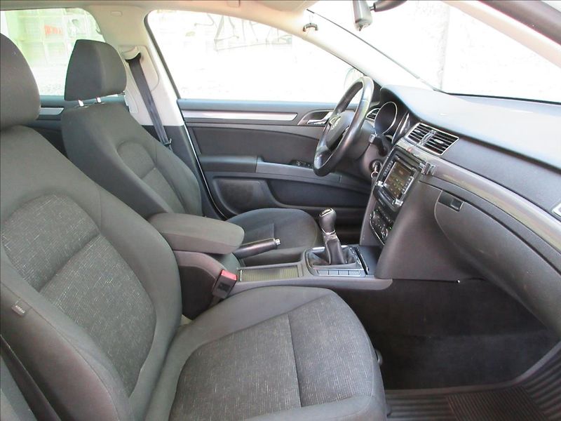 Škoda Superb 2,0 TDi 103 Kw, Xenon, Vyhř. N - fotka 13 z 28