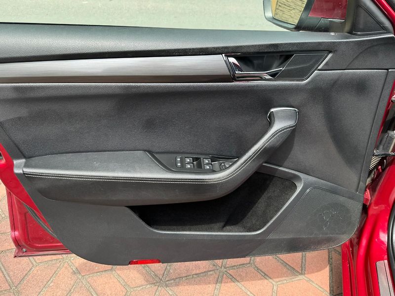 Škoda Superb 2.0TDi F.LED, KAMERA, EL.TAŽNÉ - fotka 25 z 26