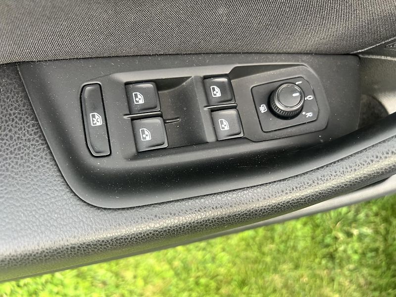 Volkswagen Passat 2.0TDI 110KW,NAVI,LED,APP,ALU - fotka 33 z 47
