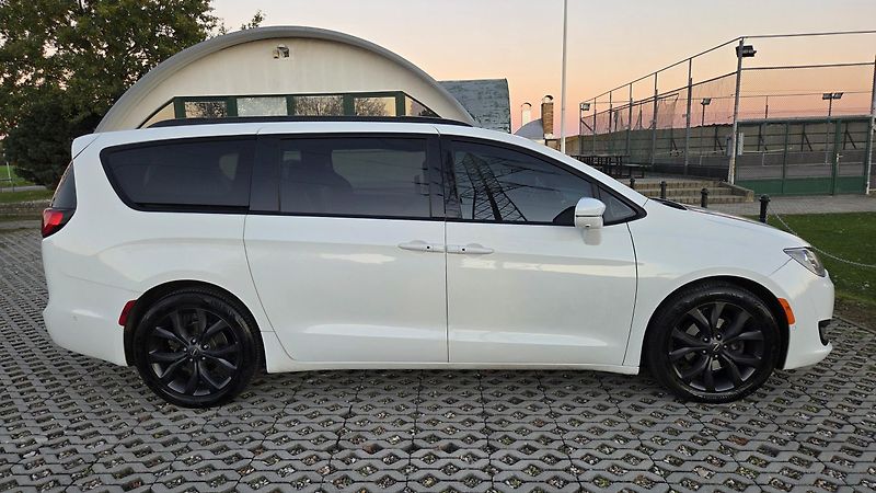 Chrysler Pacifica 3,6L 211 kW,Limited 7 míst,LPG - fotka 5 z 48