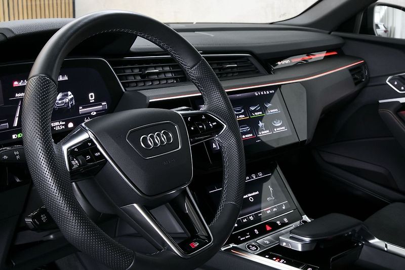 Audi e-tron 55 300kW S-line BlackEdi NV TZ - fotka 21 z 44