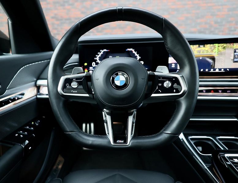 BMW Řada 7 (2023) 740d M SPORT xDrive - fotka 39 z 48