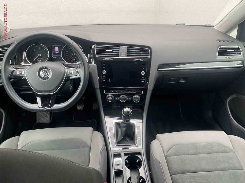 Volkswagen Golf (2018) 2.0 TDi, Highline, LED - fotka 8 z 18