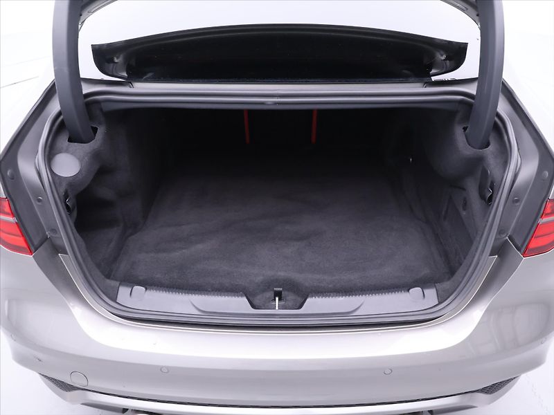 Jaguar XE 2,0 P300 221kW R-Dynamic DPH - fotka 10 z 43