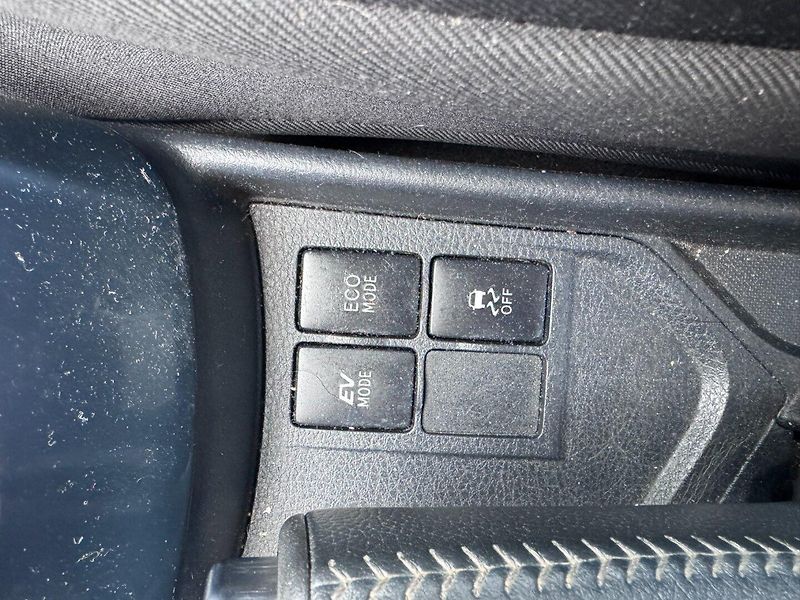 Toyota Yaris (2016) HYBRID 1,5 54 KW STK AUTOMAT - fotka 21 z 36