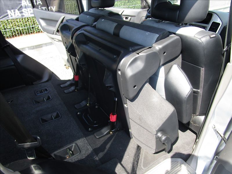 Mitsubishi Pajero 3.2 Di-D, 4x4, aut. klima, 7 m - fotka 39 z 54