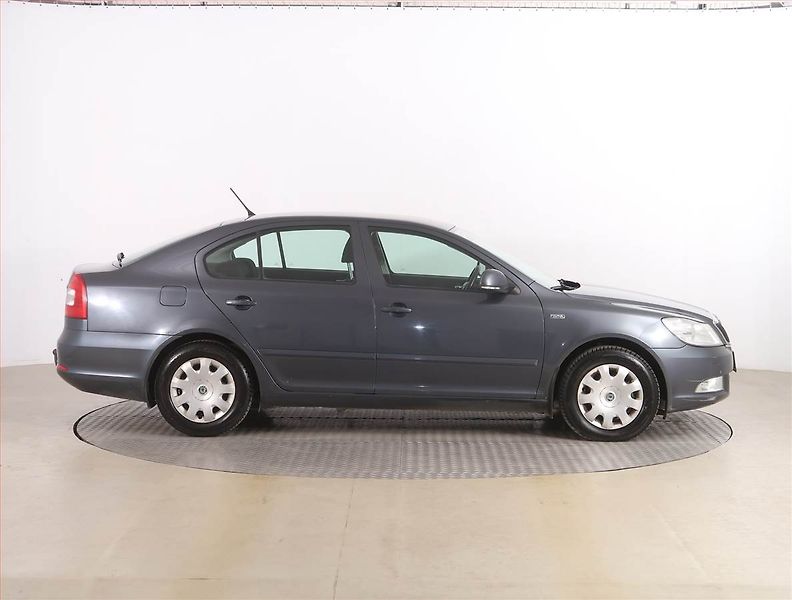 Škoda Octavia (2011) Ambiente 1.2 TSI, Serv.kniha - fotka 6 z 16