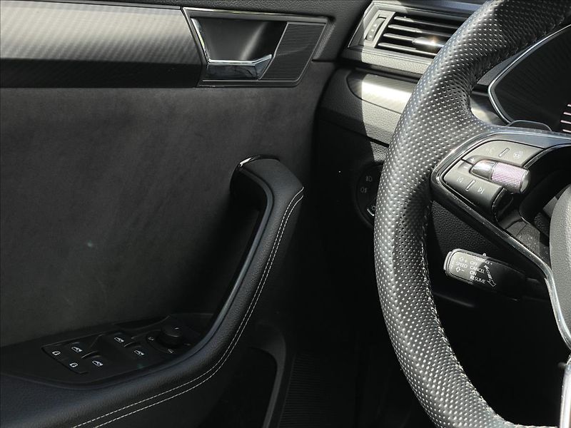 Škoda Superb 2,0 TDI DSG Sportline ACC+LED - fotka 15 z 24