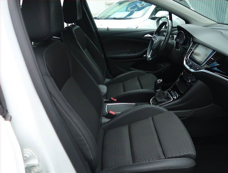 Opel Astra (2019) 1.6 CDTI, Navi, Tempomat - fotka 9 z 16