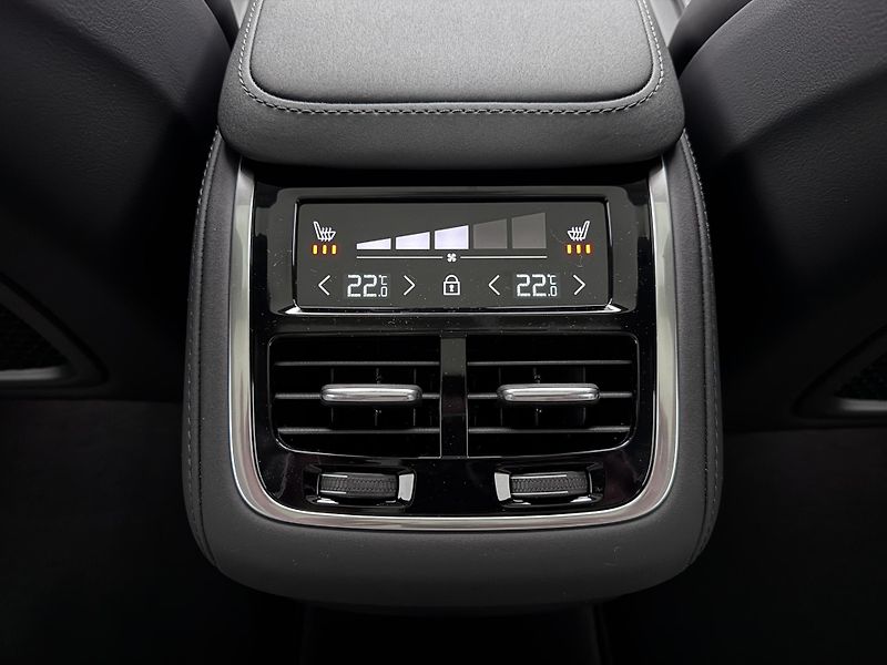 Volvo XC90 (2026) B5 AWD AUT BRIGHT ULTRA 7míst - fotka 23 z 29
