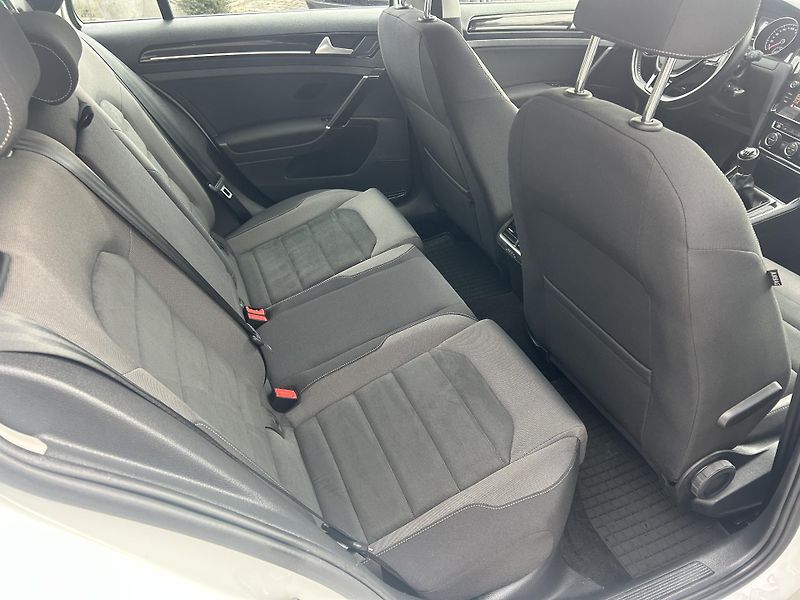 Volkswagen Golf Variant 2,0TDi Highline NAVI LEDMATRIX - fotka 39 z 69