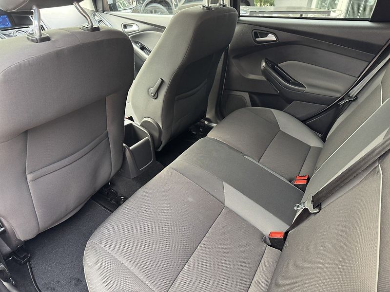 Ford Focus (2011) 1.6Ti-VCT Klima Parkování - fotka 23 z 48