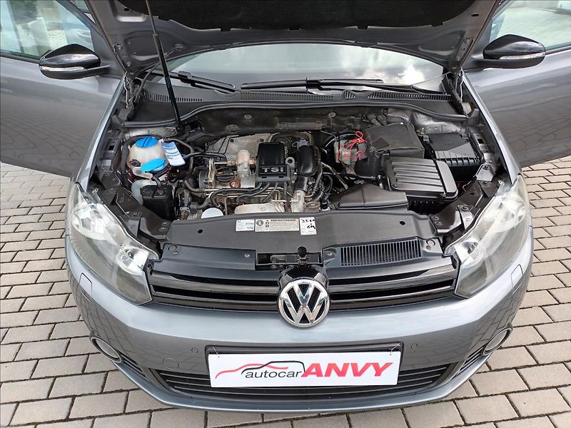 Volkswagen Golf 1,2 TSI,SERVIS,VÝHŘEV,PARKING - fotka 24 z 44