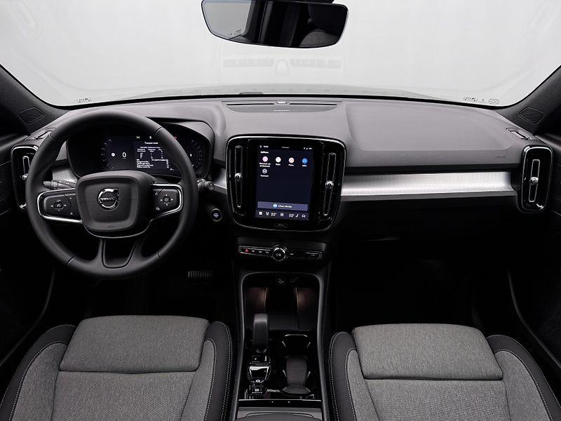 Volvo XC40 (2026) B3 AUT DARK PLUS - fotka 2 z 24