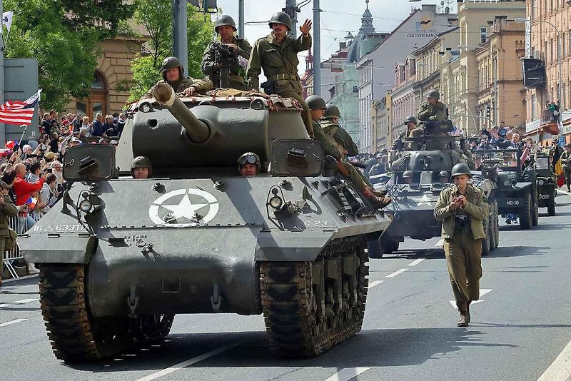 Plzní projel Konvoj svobody. Stovky kusů historické vojenské techniky v neděli projely z Bor do centra města. Ulice lemovaly tisíce diváků.