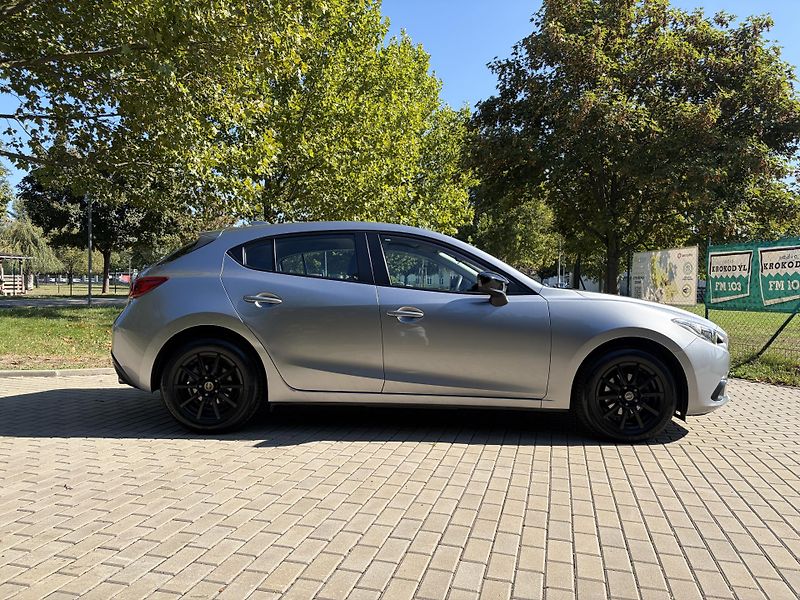 Mazda 3 1.5 Prime-Line - fotka 12 z 29