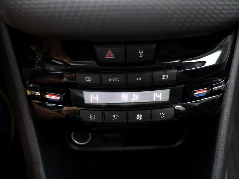 Peugeot 2008 1,2 PureTech 61kW Allure CZ - fotka 26 z 36