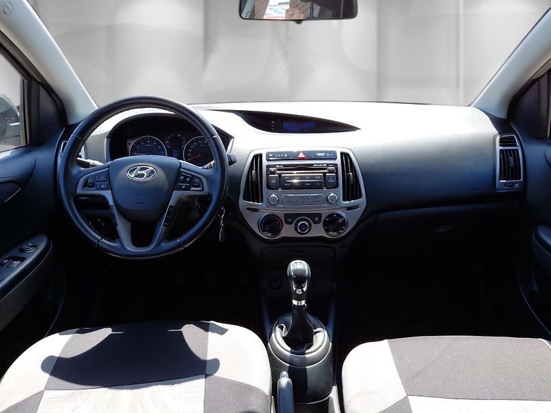 Hyundai i20 (2014) 1,25i 63 kW Family Go - fotka 19 z 24