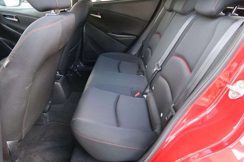 Mazda 2 1,5 G90 AT, kamera, záruka - fotka 14 z 34