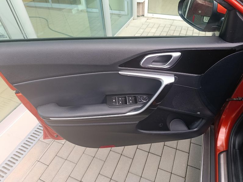 Kia XCeed (2019) 1,4T-GDI TOP - fotka 9 z 11