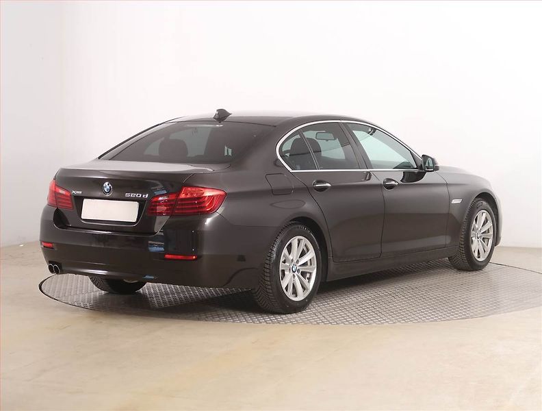 BMW Řada 5 (2016) 520d xDrive, 4X4, Automat - fotka 5 z 20