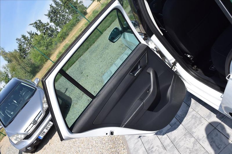 Škoda Fabia 1,2 TSI 66KW TOP VÝBAVA - fotka 28 z 49
