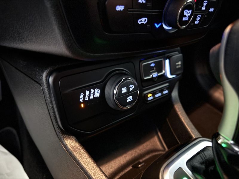 Jeep Renegade (2022) 1.3 T4 REZERVOVÁNO - fotka 36 z 43