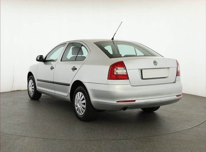 Škoda Octavia (2010) 1.6, po STK, rezervace - fotka 4 z 16