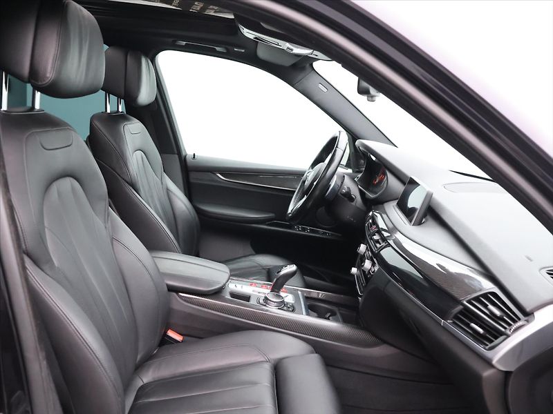 BMW X5 3.0 M50d 280kW xDrive - fotka 13 z 45