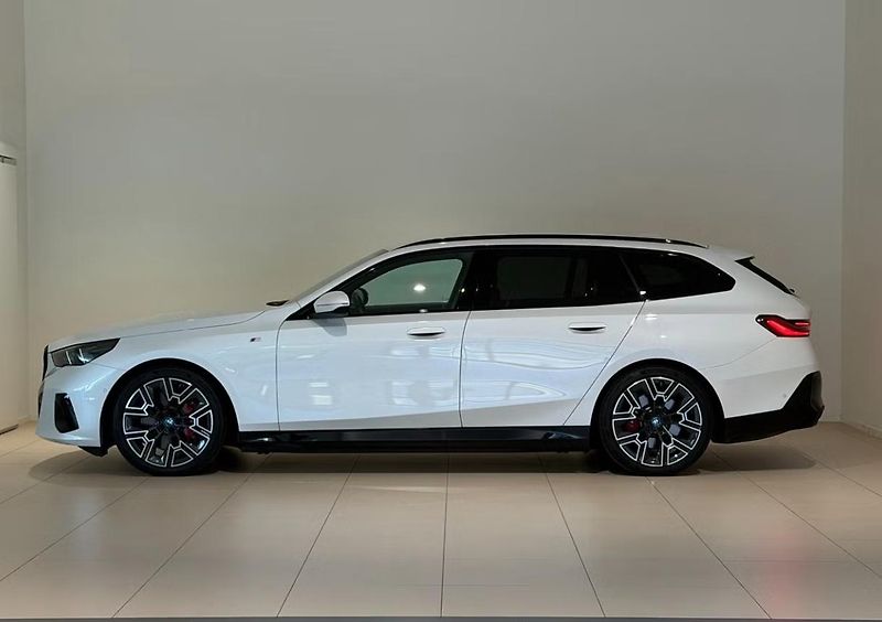 BMW i5 eDrive40 Touring M 360k HuD  - fotka 2 z 9