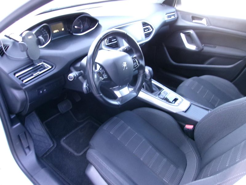 Peugeot 308 1.2i automat - fotka 9 z 22