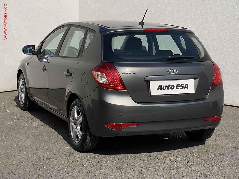 Kia Ceed (2011) 1.4i, ČR, AC, temp. - fotka 6 z 16