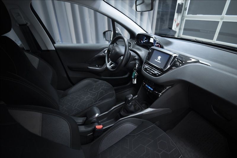 Peugeot 2008 1,2 i 1. AUT. AC VÝHŘEV 1. MAJ - fotka 6 z 36