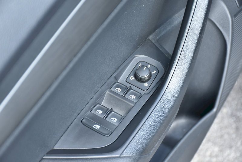Škoda Karoq (2021) Style PLUS 2.0 TDI 85kW DSG - fotka 33 z 35