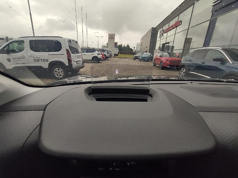 Citroën C4 (2021) C4 FEEL 1.2 130k MAN6 navigace - fotka 26 z 36