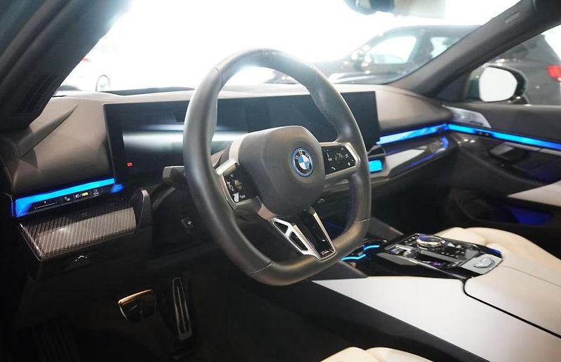 BMW i5 eDrive40 Touring M 360kam Pano - fotka 5 z 14