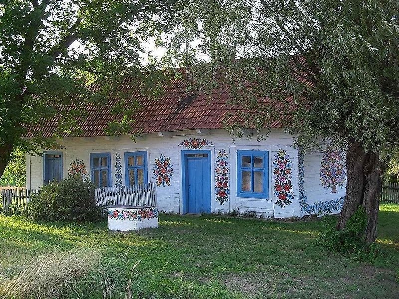 Domy nejsou žádný skanzen. Lidé v nich opravdu žijí.