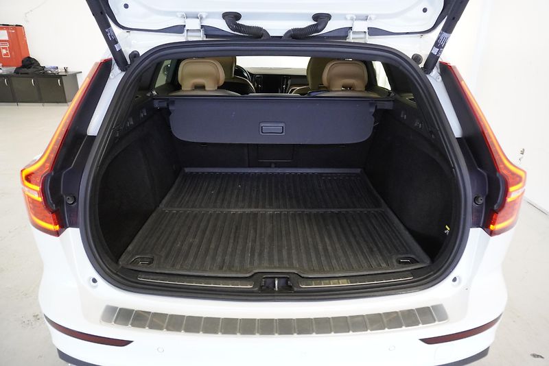 Volvo V60 (2019) CROSS COUNTRY 2,0 D4 AWD AUT. - fotka 13 z 33