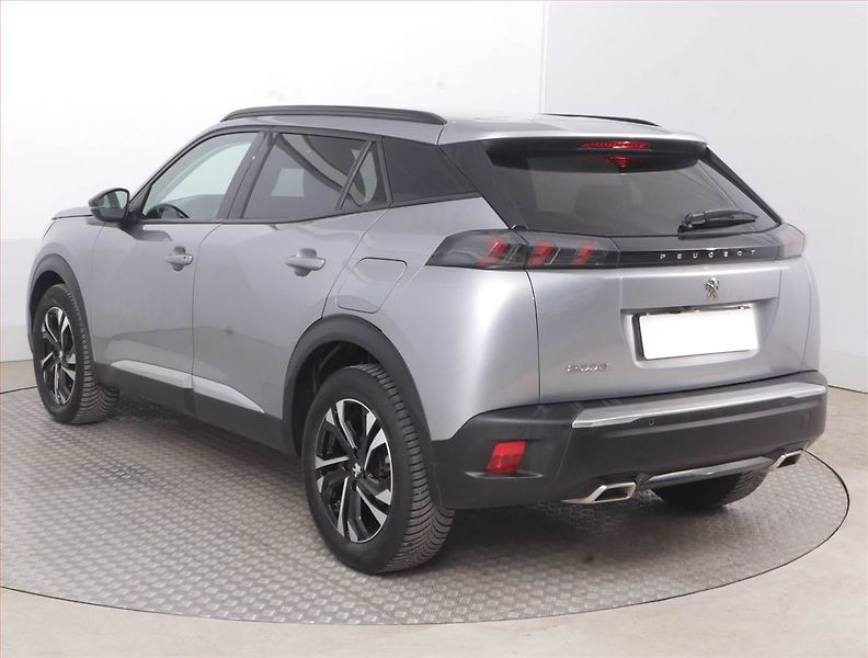 Peugeot 2008 (2022) Allure 1.2 PureTech, Automat - fotka 4 z 17