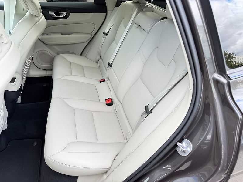 Volvo XC60 B5 AWD PLUS, LIGHT PAKET, ACC - fotka 13 z 24