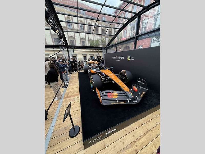 Vůz stáje McLaren obdivují fanoušci Formule 1 na brněnském Zelném trhu od soboty. Podívat se na něj mohou do úterý 27. května.