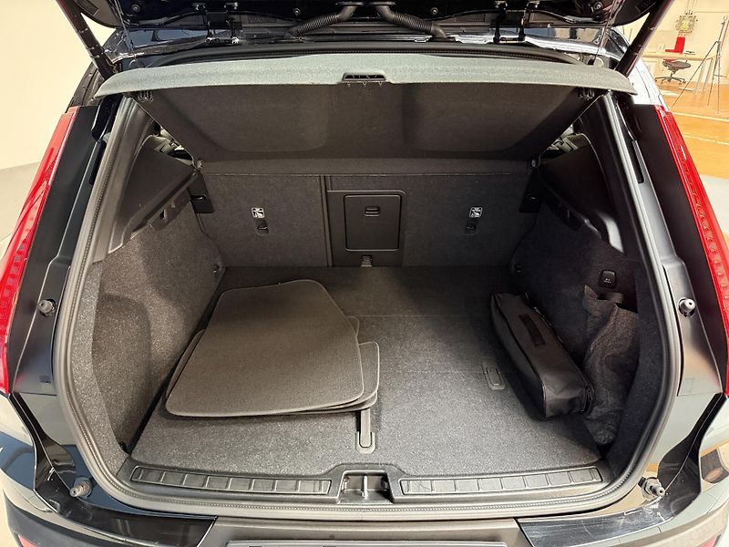 Volvo XC40 B3 Plus Dark DCT - fotka 15 z 17