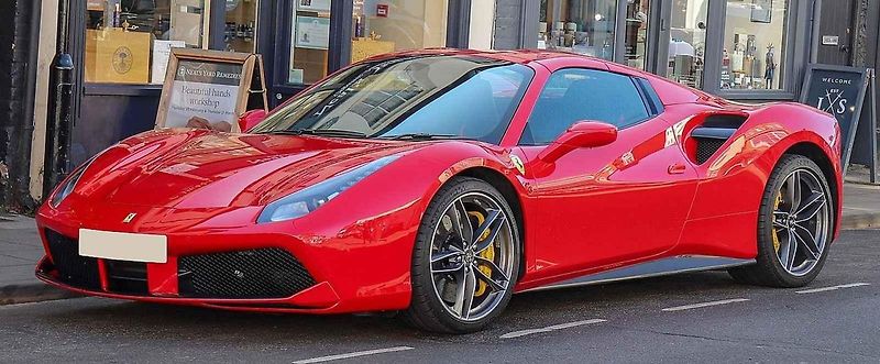 V právě znovu reprízované americkém seriálu Magnum si vedle hlavního hrdiny v podání Toma Sellecka zahrálo také červené Ferrari 308 GTS.